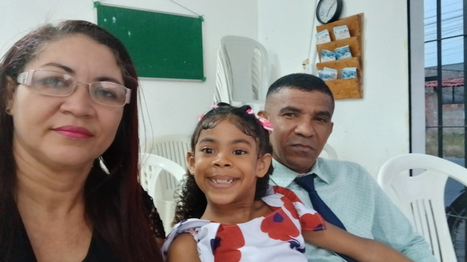 Pr. Izael Araújo Cunha, Jarlyane Silva Cunha e Jadh Victória Cunha - filha.
